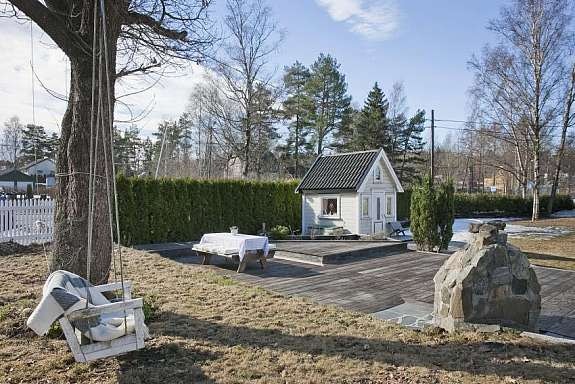 Rå uteplass med utepeis og Kebony dekke. Galleribilde