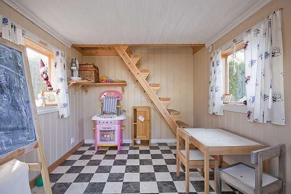 Stilig lekestue med sovehems. Galleribilde