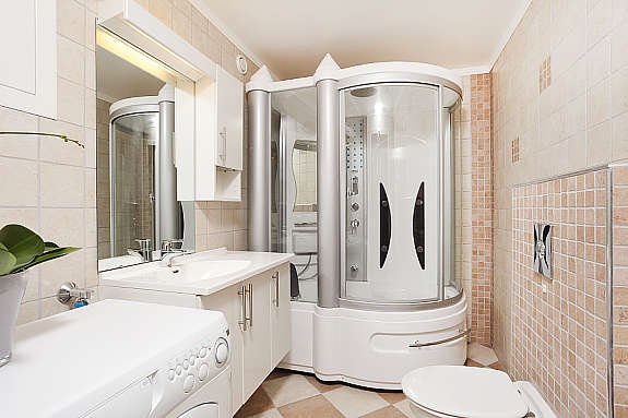 Delikat bad med vegghengt WC Galleribilde