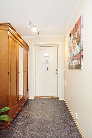 Innbydende og flislagt entré Galleribilde