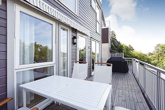 Romslig balkong med plass til f.eks. grill og spisegruppe Galleribilde