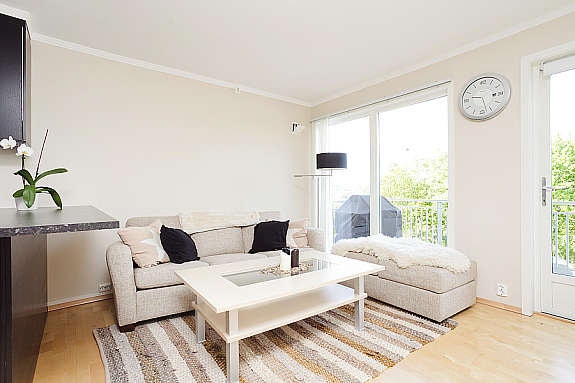 Stue med parkett og lyse flater Galleribilde