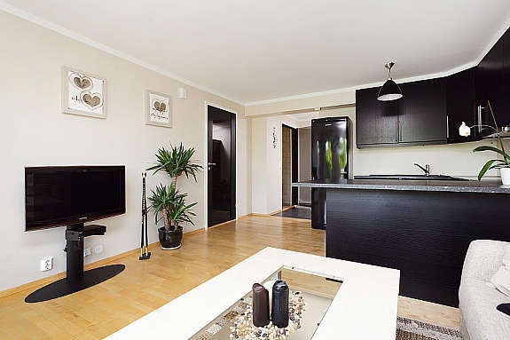 Leiligheten er stilfullt innredet med sorte detaljer Galleribilde