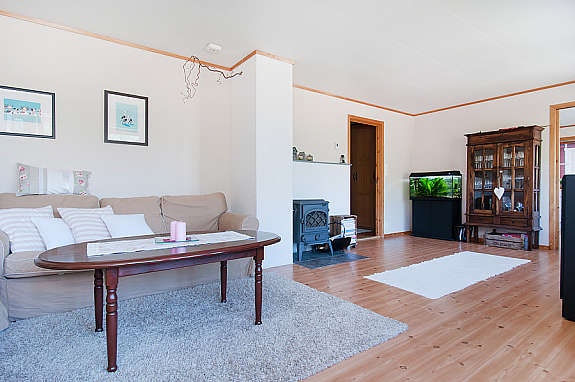 Stue i hovedetasje i lyse farger Galleribilde