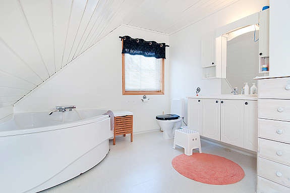 Stort bad med badekar Galleribilde