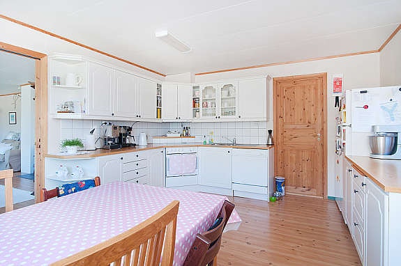 Kjøkken med kvit kjøkkeninnredning Galleribilde