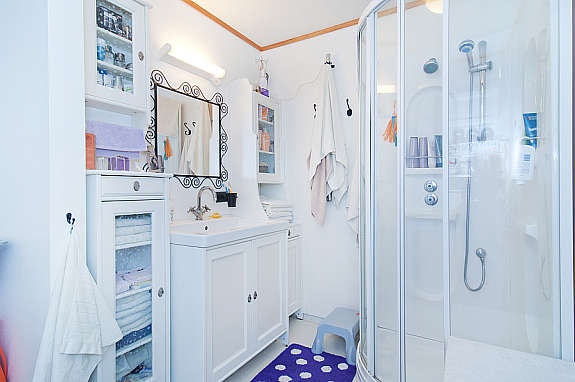 Bad med dusjkabinett Galleribilde