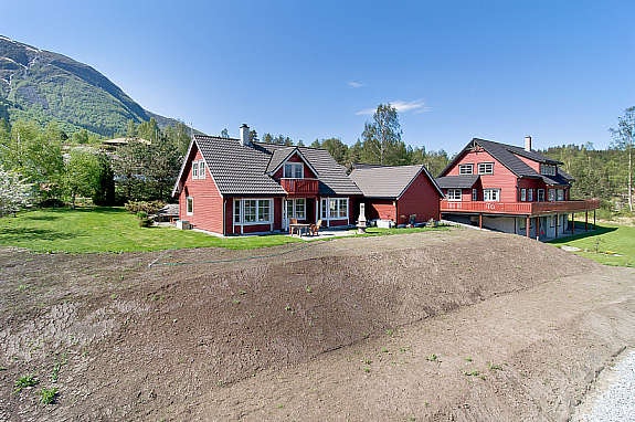 Boligen er beliggende i boligfelt med stor og romslig tomt Galleribilde