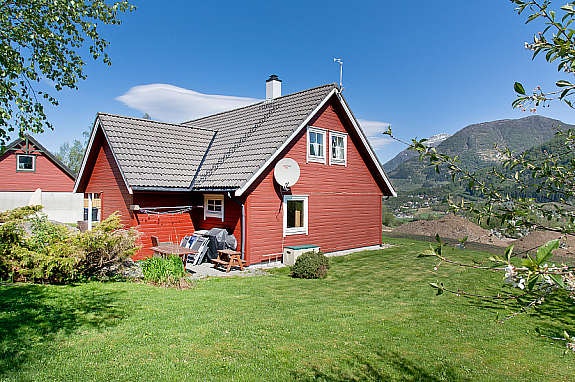 Fasade. Opparbeidet hage Galleribilde