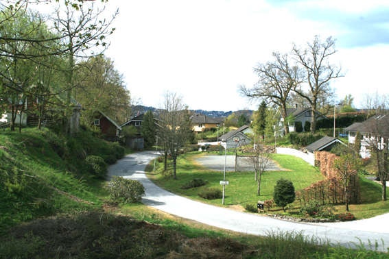 Bilde av fellesareal med ballbane og samlingssted for sosiale aktiviteter for nabolagets beboere. Galleribilde