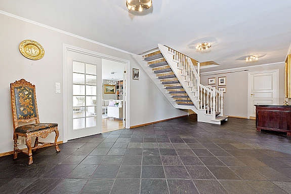 Hall med sjenerøs størrelse og dobbelfløyet glassdør til stuen. Galleribilde