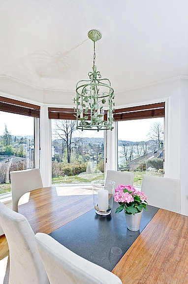 Kjøkkenet har god størrelse og en detaljrik karnapp med flere vindusflater. Galleribilde