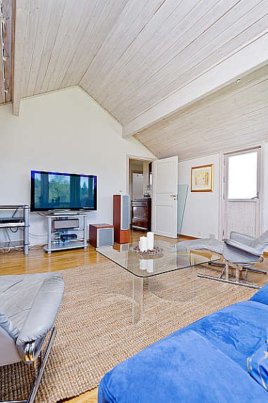 Romslig tv-stue i 2. etasje, som bør kunne fungere som et idéelt oppholdsrom for barna i familien. Galleribilde