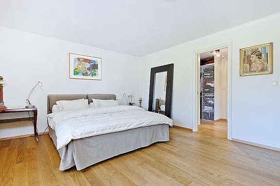 Hovedsoverommet har en funksjonell walk-in-garderobe med praktisk innredning. Galleribilde
