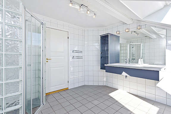 Dusjhjørne med glassbyggestein. Galleribilde