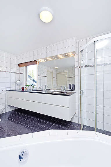 Begge badene i boligen fremstår som delikate. Galleribilde