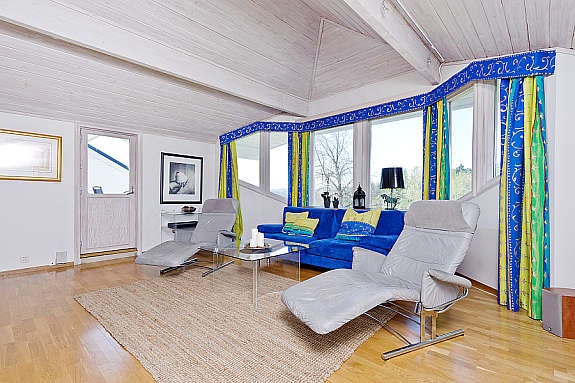 Fra tv-stuen er det utgangsdør til takterrassen med 180 graders utsikt. Galleribilde