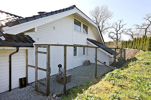 På gavlsiden er det laget en hundegård med sportsbod i forkant. Galleribilde