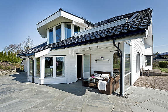 Med utgang fra stuen er det en meget solrik og koselig skiferbelagt uteplass med flott utsikt. Galleribilde