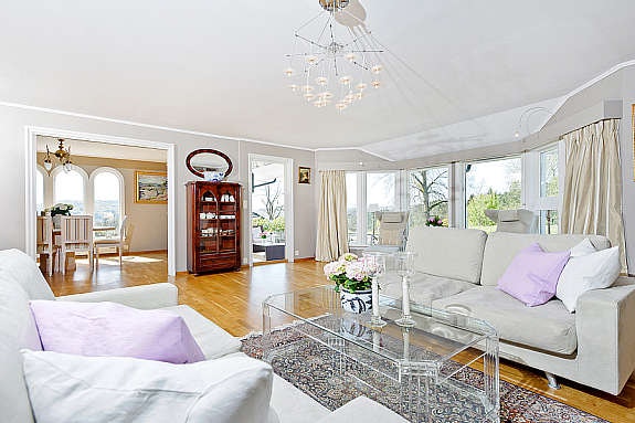 Fra stuen er det utgang til den koselig hagen. Galleribilde