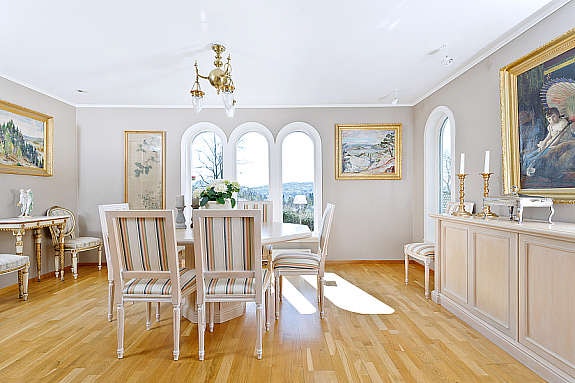 Tilknyttet stuen er det en lys spisestue med flotte vindusdetaljer og dør direkte til kjøkkenet. Galleribilde