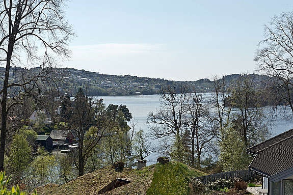 Det er flott sjøutsikt over Nordåsvannet fra eiendommen. Galleribilde
