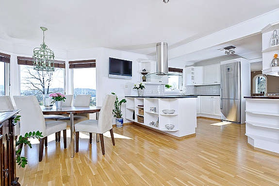 Det er god plass til spisebord, der man kan invitere gode venner eller familie til minnerike sammenkomster. Galleribilde