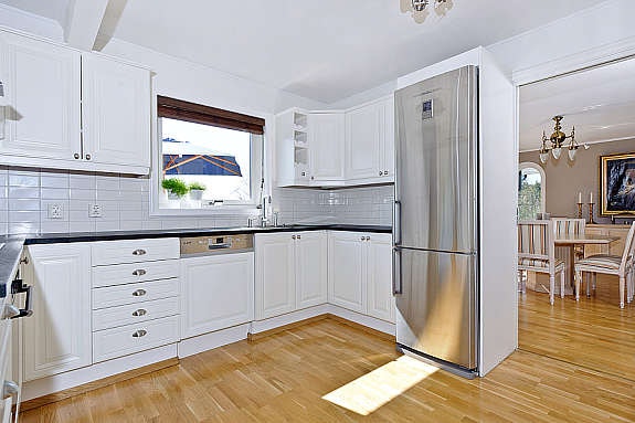 Alle hvitevarer på kjøkkenet medfølger i handelen. I tillegg er det et funksjonelt kjølerom til oppbevaring av matvarer etc. Galleribilde