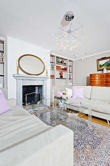 I forbindelse med stuen er det en meget tiltalende peisovn i kleberstein. Galleribilde