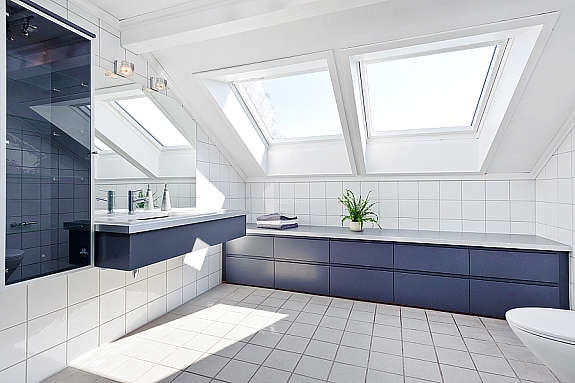 Flott bad i 2. etasje med 2 Velux-vinduer i taket og HtH baderomsinnredning. Galleribilde
