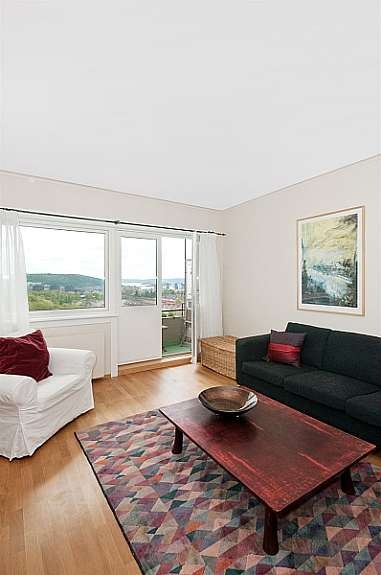 Stue mot balkong Galleribilde