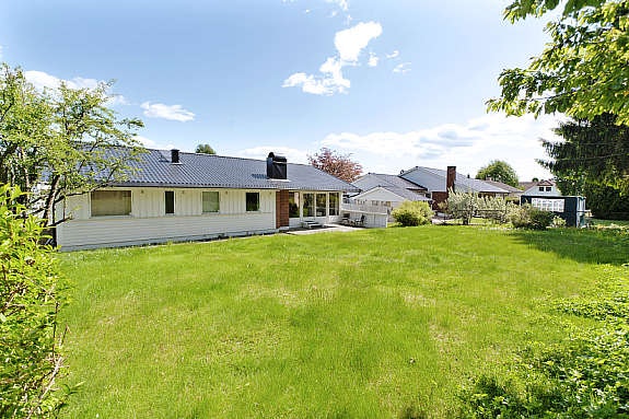 Tomten mot vest. Solrikt og usjenert. Galleribilde