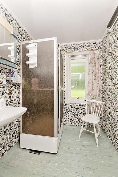 Enkelt dusjbad og servant. Galleribilde