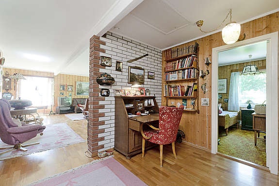 Del av hall med kontor/arbeidsplass. Soverom til høyre. Galleribilde