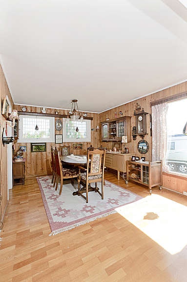 Spisestue i direkte tilknyttning til kjøkken. Galleribilde