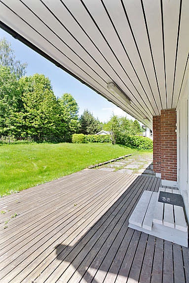 Fra stue er det utgang til terrasse mot vest i trykkimp.materialer og frilagt skifer. Galleribilde