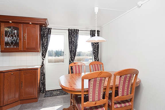 Spiseplass til familen. Dør ut til terrasse slik at man har mulighet til å nyte maten til flott sjøutsikt og mye sol. Galleribilde