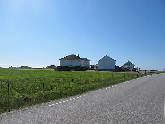 Gården sett fra veien Galleribilde