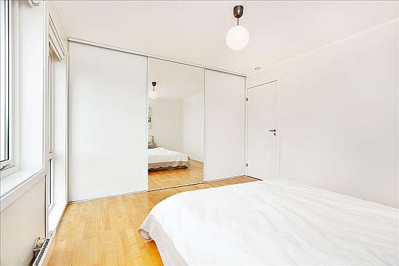 Hovedsoverom med skyvedørsgarderobe Galleribilde