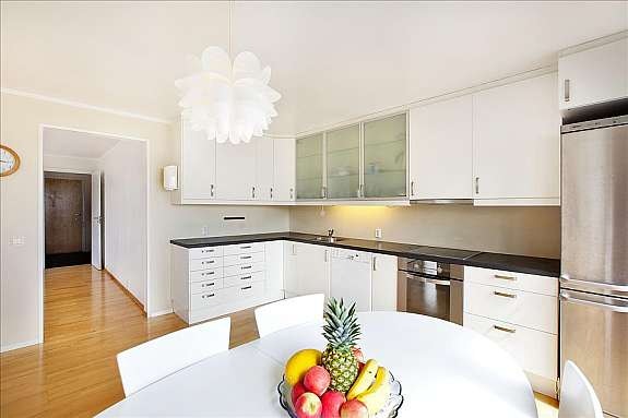 Kjøkken med nyere Ikea innredning Galleribilde