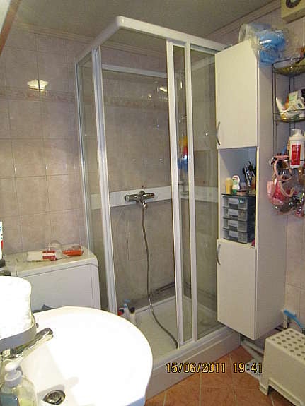 dusj og toalettet er sammen Galleribilde