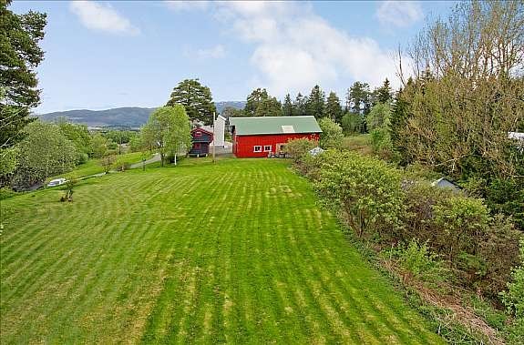 Fasade med stor hage Galleribilde