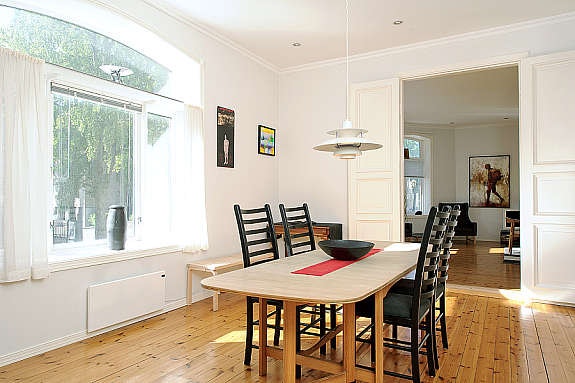Seperat romslig spisestue. Galleribilde