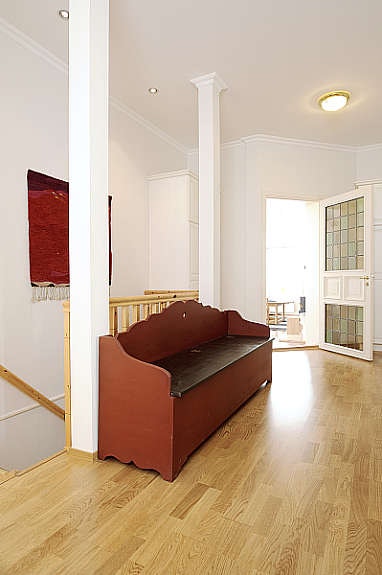 Hall med downlights i tak og garderobeskap Galleribilde