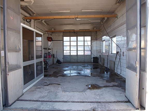 Vaskehallen til høyre. Kjøreporter med 4,5 meters høyde. Gjennomgående kjøreporter. Galleribilde