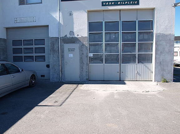 Kjøreport 1 og 2. Fasaden er ikke ferdig malet på bildene. Men dette vil bli utført før nytt leieforhol påbegynnes. Galleribilde