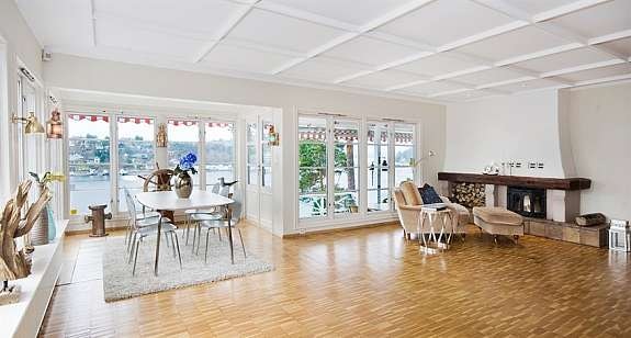 Stor og lys stue med peis og panorama Galleribilde