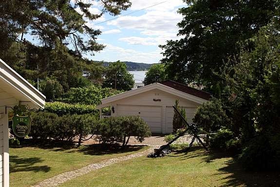 Stor garasje med gulvvarme og elektriske porter Galleribilde