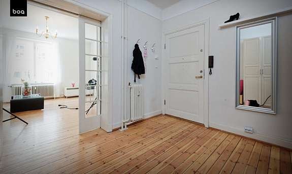 Romslig hall med skyvedører mot stue Galleribilde