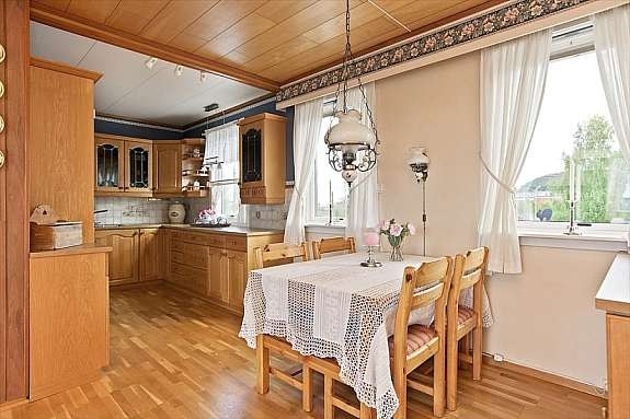 Velholdt kjøkken med eikeinnredning Galleribilde